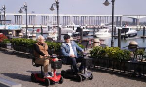 samen op de scootmobiel